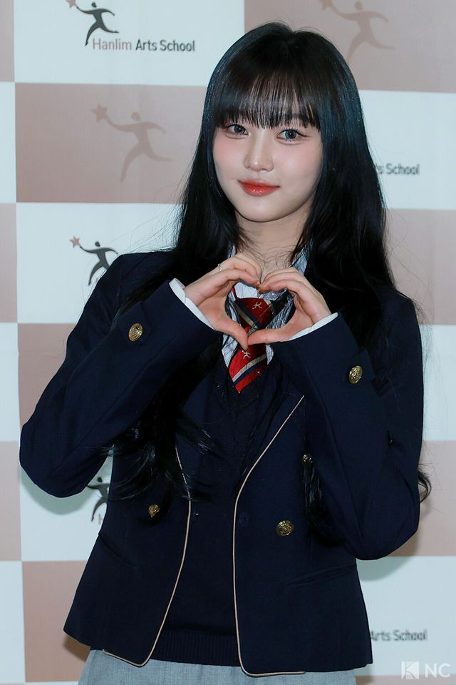 그룹 유스피어(USPEER) 시안이 8일 오전 서울 송파구 한림예술고등학교에서 열린 ‘한림예고 제15회 졸업식’에 참석해 포즈를 취하고 있다. 사진=김규빈 기자