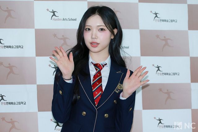 그룹 캔디샵(Candy Shop) 수이가 8일 오전 서울 송파구 한림예술고등학교에서 열린 ‘한림예고 제15회 졸업식’에 참석해 포즈를 취하고 있다. 사진=김규빈 기자