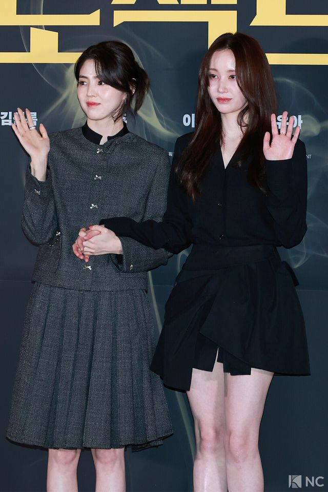 배우 한소희, 전종서가 8일 오후 서울 송파구 롯데시네마 월드타워에서 진행된 영화 ‘프로젝트 Y’(감독 이환) 언론배급시사회 및 기자간담회에서 포즈를 취하고 있다. 사진=김규빈 기자