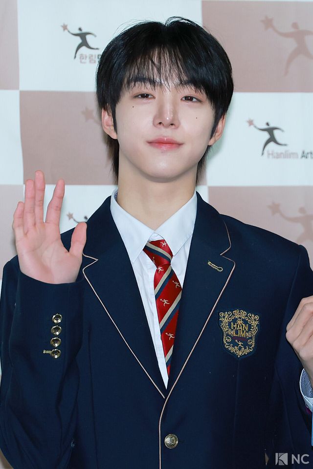 그룹 아이딧(IDID) 백준혁이 8일 오전 서울 송파구 한림예술고등학교에서 열린 ‘한림예고 제15회 졸업식’에 참석해 포즈를 취하고 있다. 사진=김규빈 기자