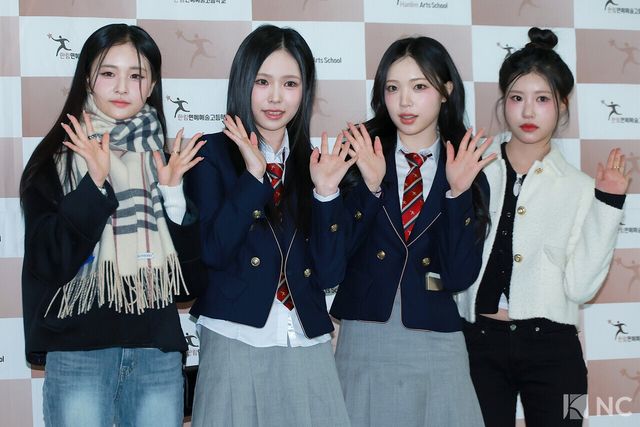 그룹 캔디샵(Candy Shop)이 8일 오전 서울 송파구 한림예술고등학교에서 열린 ‘한림예고 제15회 졸업식’에 참석해 포즈를 취하고 있다. 사진=김규빈 기자