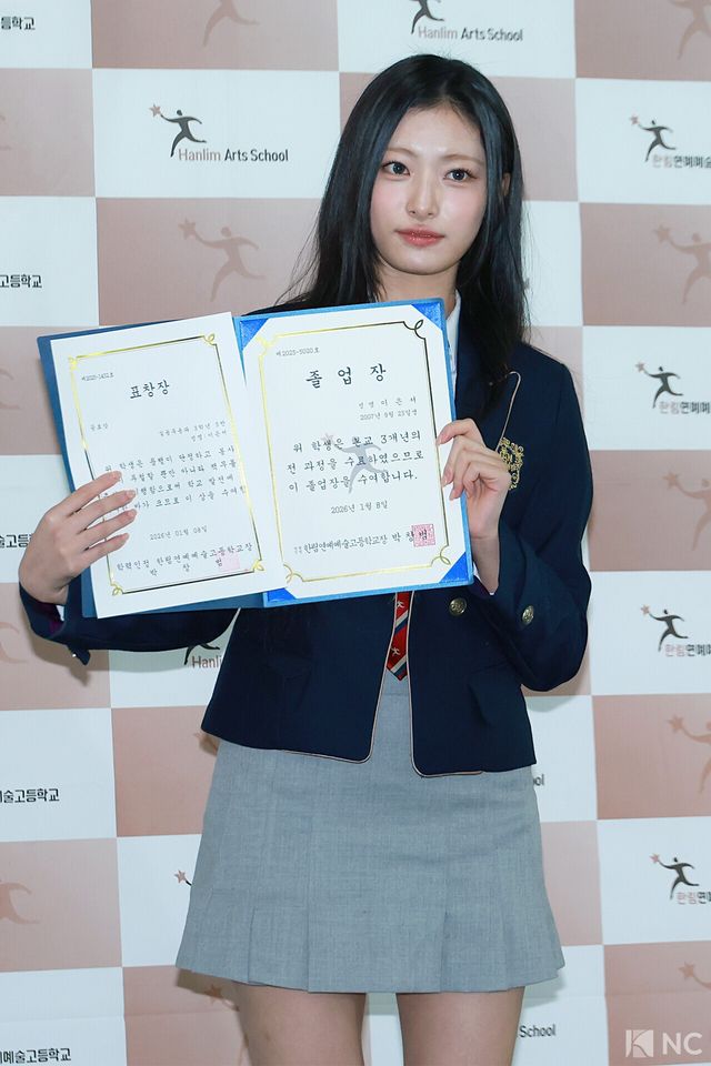 그룹 오드유스(ODD YOUTH) 써머가 8일 오전 서울 송파구 한림예술고등학교에서 열린 ‘한림예고 제15회 졸업식’에 참석해 포즈를 취하고 있다. 사진=김규빈 기자