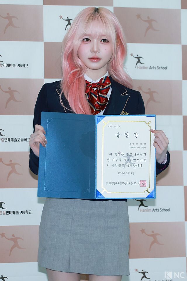 그룹 트리플에스(tripleS) 김채원이 8일 오전 서울 송파구 한림예술고등학교에서 열린 ‘한림예고 제15회 졸업식’에 참석해 포즈를 취하고 있다. 사진=김규빈 기자