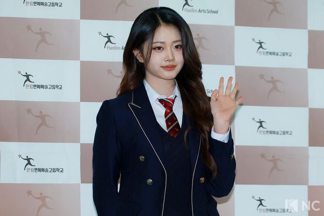 그룹 클라씨(CLASS:y) 지민이 8일 오전 서울 송파구 한림예술고등학교에서 열린 ‘한림예고 제15회 졸업식’에 참석해 포즈를 취하고 있다. 사진=김규빈 기자