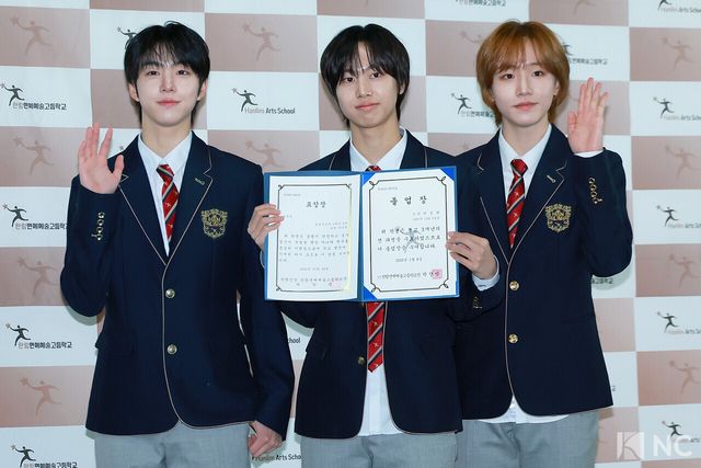 그룹 아이딧(IDID) 백준혁, 박성현, 정세민이 8일 오전 서울 송파구 한림예술고등학교에서 열린 ‘한림예고 제15회 졸업식’에 참석해 포즈를 취하고 있다. 사진=김규빈 기자