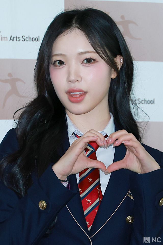 그룹 캔디샵(Candy Shop) 수이가 8일 오전 서울 송파구 한림예술고등학교에서 열린 ‘한림예고 제15회 졸업식’에 참석해 포즈를 취하고 있다. 사진=김규빈 기자