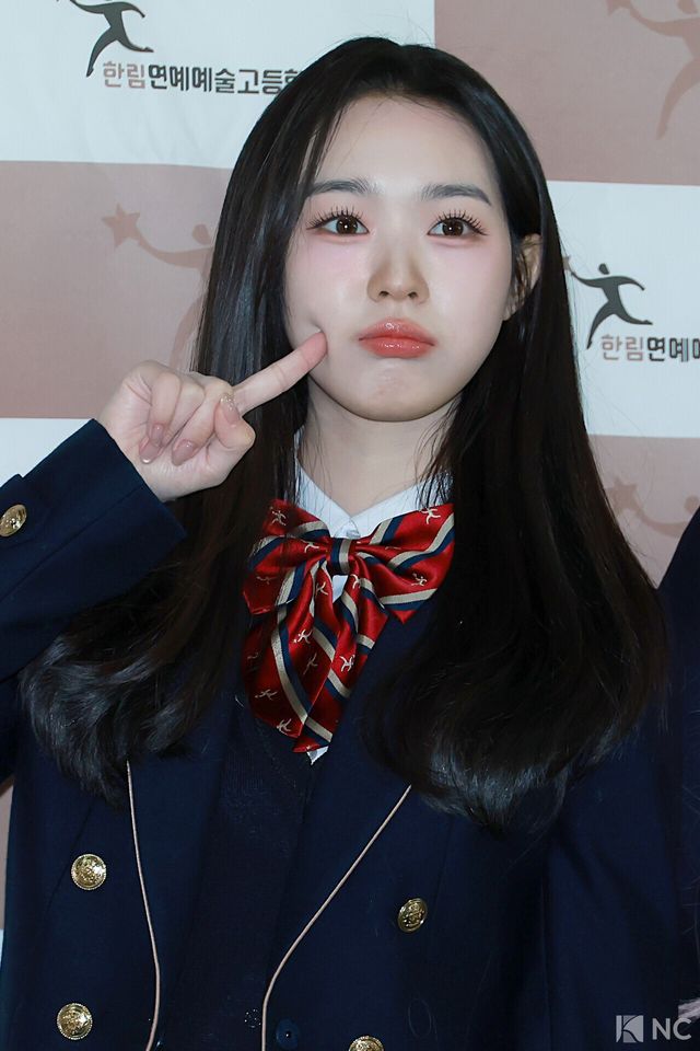 그룹 트리플에스(tripleS) 김수민이 8일 오전 서울 송파구 한림예술고등학교에서 열린 ‘한림예고 제15회 졸업식’에 참석해 포즈를 취하고 있다. 사진=김규빈 기자