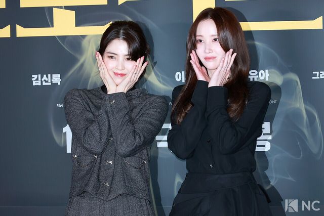 배우 한소희, 전종서가 8일 오후 서울 송파구 롯데시네마 월드타워에서 진행된 영화 ‘프로젝트 Y’(감독 이환) 언론배급시사회 및 기자간담회에서 포즈를 취하고 있다. 사진=김규빈 기자