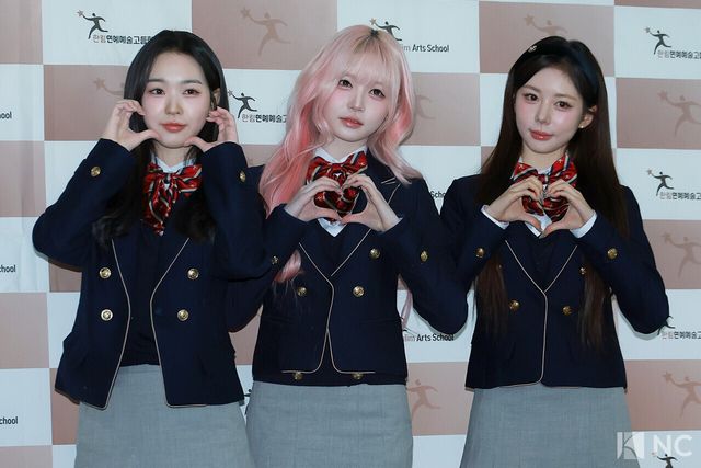 그룹 트리플에스(tripleS) 김수민, 김채원, 정혜린이 8일 오전 서울 송파구 한림예술고등학교에서 열린 ‘한림예고 제15회 졸업식’에 참석해 포즈를 취하고 있다. 사진=김규빈 기자