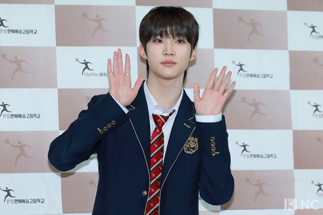 그룹 더윈드(The Wind) 박하유찬이 8일 오전 서울 송파구 한림예술고등학교에서 열린 ‘한림예고 제15회 졸업식’에 참석해 포즈를 취하고 있다. 사진=김규빈 기자