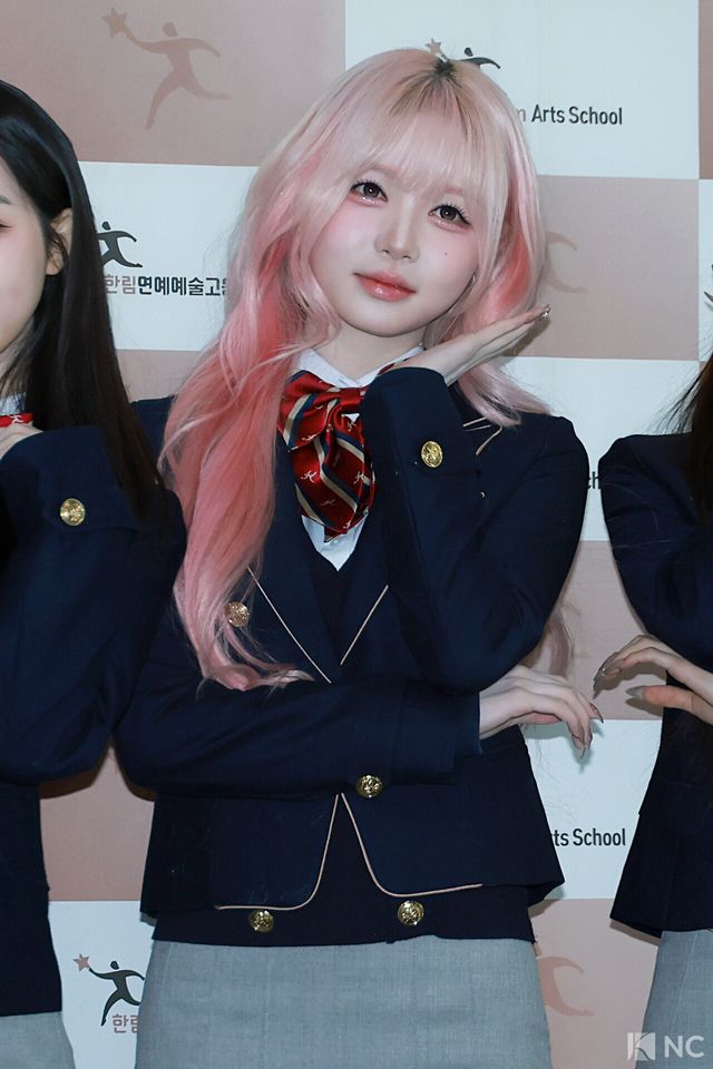그룹 트리플에스(tripleS) 김채원이 8일 오전 서울 송파구 한림예술고등학교에서 열린 ‘한림예고 제15회 졸업식’에 참석해 포즈를 취하고 있다. 사진=김규빈 기자
