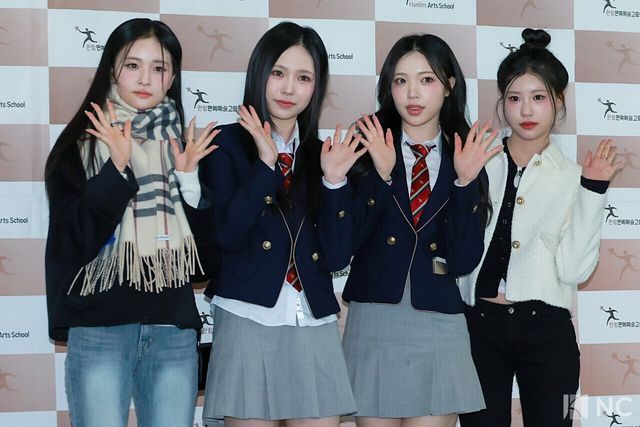 그룹 캔디샵(Candy Shop)이 8일 오전 서울 송파구 한림예술고등학교에서 열린 ‘한림예고 제15회 졸업식’에 참석해 포즈를 취하고 있다. 사진=김규빈 기자