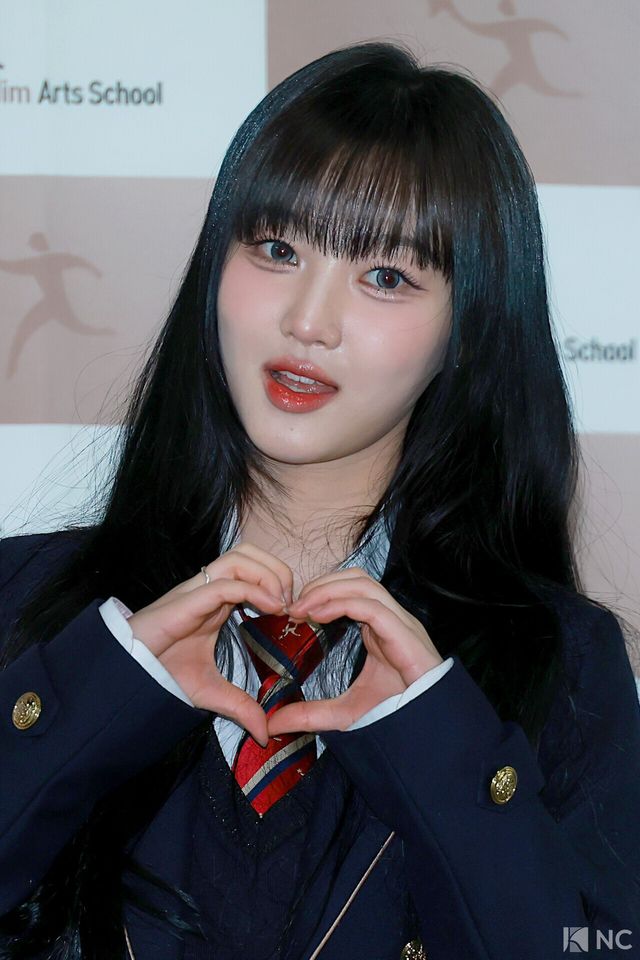 그룹 유스피어(USPEER) 시안이 8일 오전 서울 송파구 한림예술고등학교에서 열린 ‘한림예고 제15회 졸업식’에 참석해 포즈를 취하고 있다. 사진=김규빈 기자