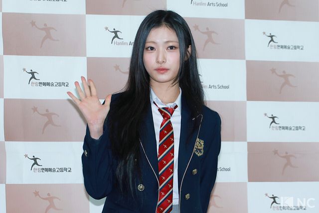 그룹 오드유스(ODD YOUTH) 써머가 8일 오전 서울 송파구 한림예술고등학교에서 열린 ‘한림예고 제15회 졸업식’에 참석해 포즈를 취하고 있다. 사진=김규빈 기자