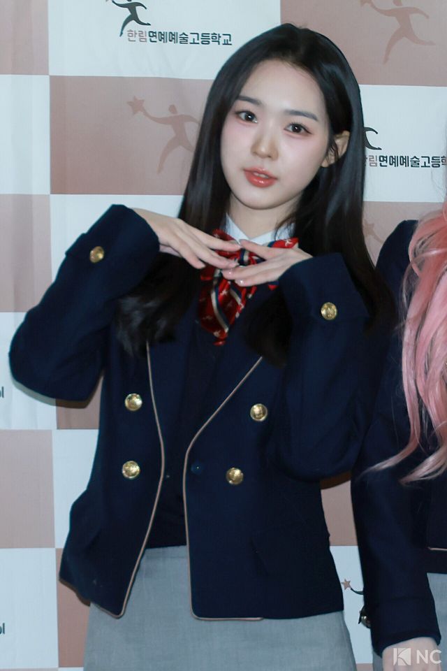 그룹 트리플에스(tripleS) 김수민이 8일 오전 서울 송파구 한림예술고등학교에서 열린 ‘한림예고 제15회 졸업식’에 참석해 포즈를 취하고 있다. 사진=김규빈 기자