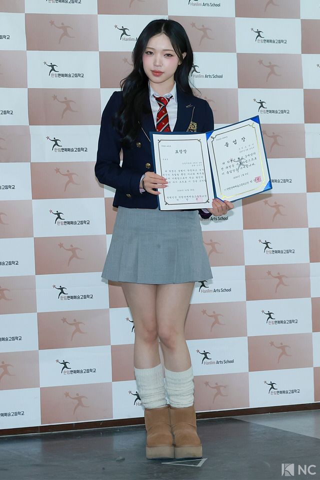 그룹 캔디샵(Candy Shop) 수이가 8일 오전 서울 송파구 한림예술고등학교에서 열린 ‘한림예고 제15회 졸업식’에 참석해 포즈를 취하고 있다. 사진=김규빈 기자