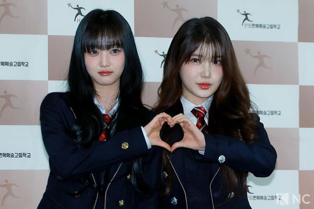 그룹 유스피어(USPEER) 시안, 서유가 8일 오전 서울 송파구 한림예술고등학교에서 열린 ‘한림예고 제15회 졸업식’에 참석해 포즈를 취하고 있다. 사진=김규빈 기자