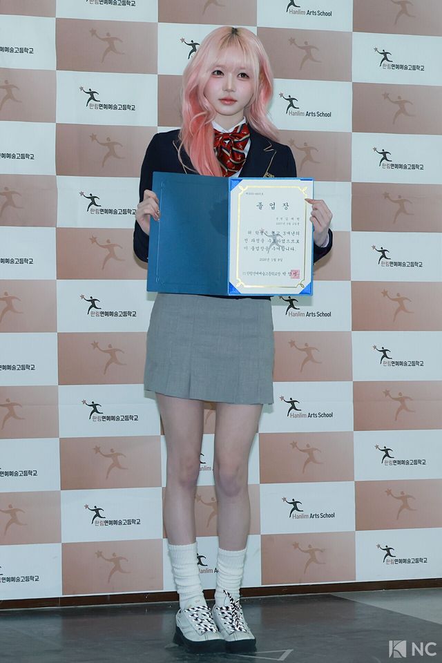 그룹 트리플에스(tripleS) 김채원이 8일 오전 서울 송파구 한림예술고등학교에서 열린 ‘한림예고 제15회 졸업식’에 참석해 포즈를 취하고 있다. 사진=김규빈 기자