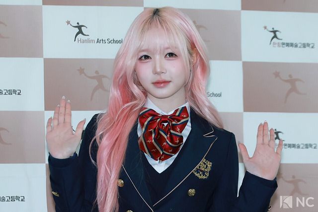 그룹 트리플에스(tripleS) 김채원이 8일 오전 서울 송파구 한림예술고등학교에서 열린 ‘한림예고 제15회 졸업식’에 참석해 포즈를 취하고 있다. 사진=김규빈 기자