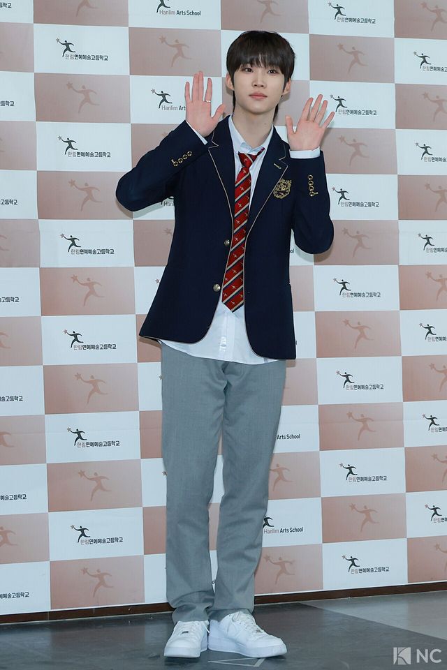 그룹 더윈드(The Wind) 박하유찬이 8일 오전 서울 송파구 한림예술고등학교에서 열린 ‘한림예고 제15회 졸업식’에 참석해 포즈를 취하고 있다. 사진=김규빈 기자