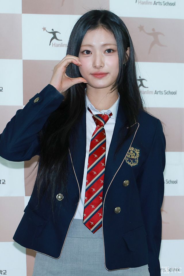 그룹 오드유스(ODD YOUTH) 써머가 8일 오전 서울 송파구 한림예술고등학교에서 열린 ‘한림예고 제15회 졸업식’에 참석해 포즈를 취하고 있다. 사진=김규빈 기자