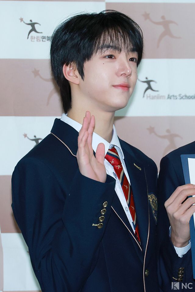 그룹 아이딧(IDID) 백준혁이 8일 오전 서울 송파구 한림예술고등학교에서 열린 ‘한림예고 제15회 졸업식’에 참석해 포즈를 취하고 있다. 사진=김규빈 기자