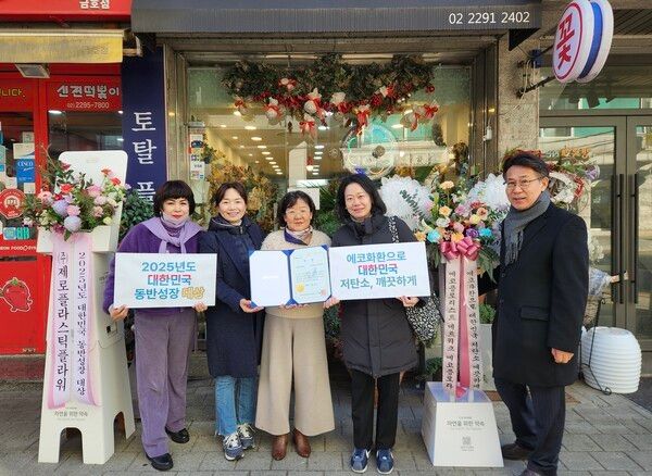 (왼쪽부터) 서울 토탈플라워 최미숙 대표(주)제로플라스틱플라워 박미란 대표대구 꽃이야기 홍미화 대표동반성장위원회 장아름 과장(주)제로플라스틱플라워 박상관 이사 . 사진=제로플라스틱플라워