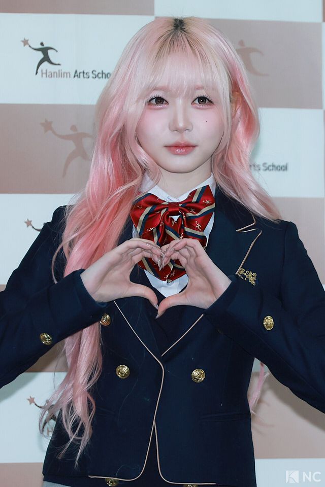 그룹 트리플에스(tripleS) 김채원이 8일 오전 서울 송파구 한림예술고등학교에서 열린 ‘한림예고 제15회 졸업식’에 참석해 포즈를 취하고 있다. 사진=김규빈 기자