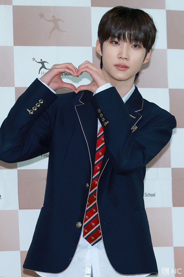 그룹 더윈드(The Wind) 박하유찬이 8일 오전 서울 송파구 한림예술고등학교에서 열린 ‘한림예고 제15회 졸업식’에 참석해 포즈를 취하고 있다. 사진=김규빈 기자