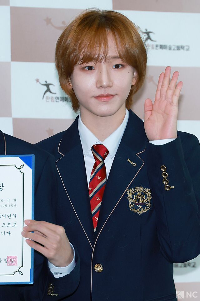 그룹 아이딧(IDID) 정세민이 8일 오전 서울 송파구 한림예술고등학교에서 열린 ‘한림예고 제15회 졸업식’에 참석해 포즈를 취하고 있다. 사진=김규빈 기자[NC포토]