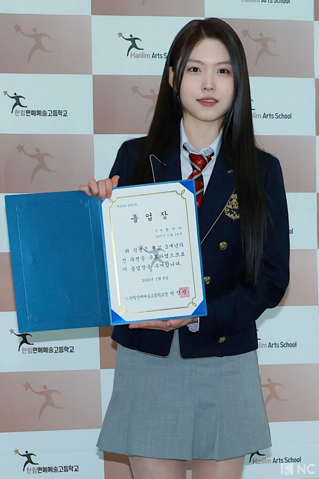 배우 황지아가 8일 오전 서울 송파구 한림예술고등학교에서 열린 ‘한림예고 제15회 졸업식’에 참석해 포즈를 취하고 있다. 사진=김규빈 기자