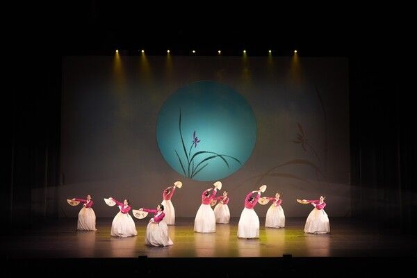 Daejeon Yeonjeong Korean Traditional Music Group’s Sanjo Dance for Flowers, Daepungnyu Seungmu·Geommu Hapseol. Photo courtesy of National Theater of Korea