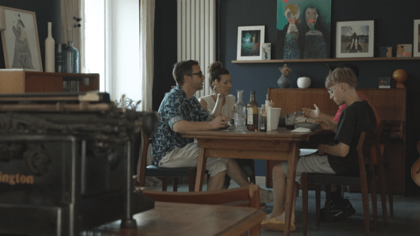 사진=세계는 로그아웃 중? - 내 아이의 폰은 오늘도