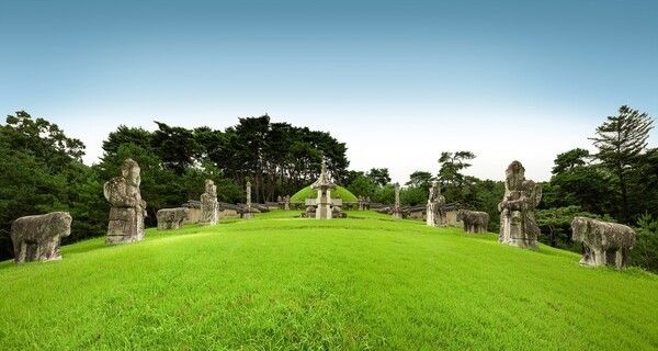 King Hyojong's burial mound at Yeongneung. Photo courtesy of the Royal Palaces and Tombs Center, Korea Heritage Service.
