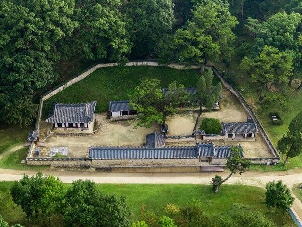 The jaesil, or royal tomb ritual and administrative complex, at Hyojong's Yeongneung. Photo courtesy of the Royal Palaces and Tombs Center, Korea Heritage Service.