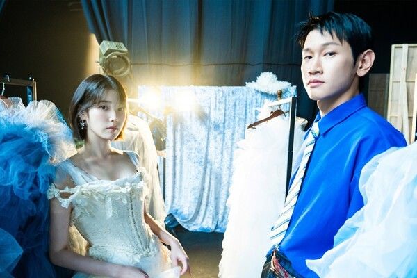 크러쉬, 아이유 '삐그덕' 콘셉트 포토. 사진=피네이션
