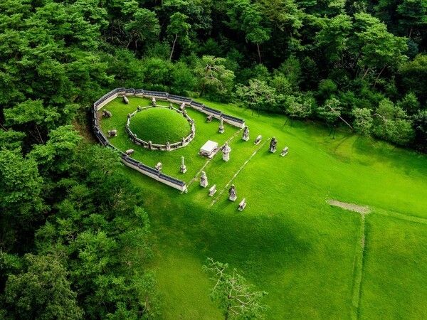 King Hyojong's burial mound at Yeongneung in Yeoju, Gyeonggi Province. Photo courtesy of the Royal Palaces and Tombs Center, Korea Heritage Service.