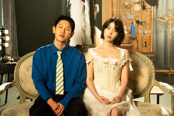 크러쉬, 아이유 '삐그덕' 콘셉트 포토. 사진=피네이션