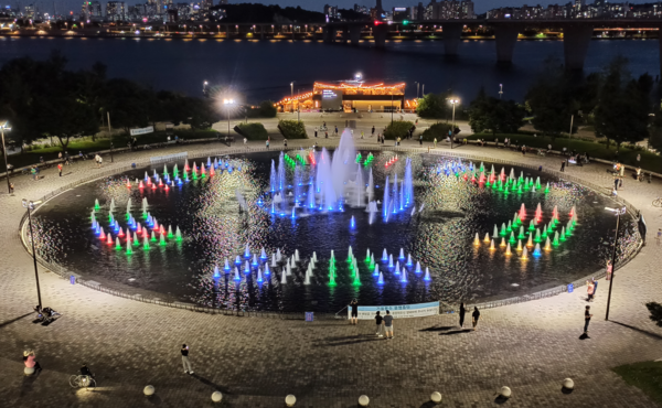 Mirror Fountain, one of Nanji Hangang Park's signature attractions.Photo courtesy of Seoul Metropolitan Government.