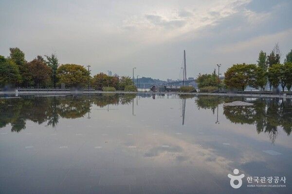 Nanji Hangang Park offers room for walking, cycling and relaxing beside the river.Photo courtesy of Korea Tourism Organization.