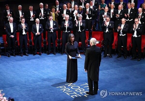 2024 노벨문학상 수상자인 한강 작가가 10일(현지시간) 스웨덴 스톡홀름 콘서트홀에서 열린 시상식에서 칼 구스타프 16세 스웨덴 국왕으로부터 노벨문학상 메달과 증서를 받고 있다. 2024.12.11. 사진=연합뉴스
