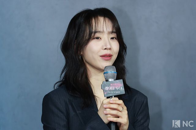 배우 신혜선이 10일 오전 서울 중구 앰배서더 서울 풀만 호텔에서 진행된 넷플릭스 시리즈 ‘레이디 두아’(극본 추송연/연출 김진민) 제작발표회에서 소감을 말하고 있다. 사진=김규빈 기자