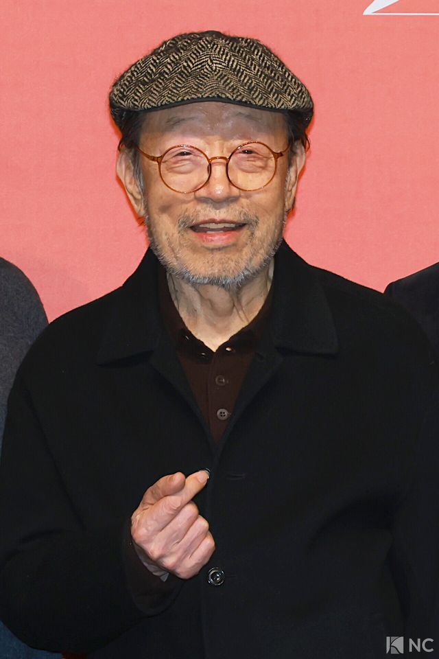 배우 신구가 10일 오후 서울 종로구 NOL 서경스퀘어에서 진행된 연극 ‘불란서 금고’(부제:&nbsp;북벽에 오를 자 누구더냐) 제작발표회에서 포즈를 취하고 있다. 사진=김규빈 기자