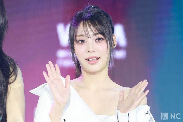 그룹 QWER 시연이 11일 오후 서울 성북구 고려대학교 화정체육관에서 진행된 ‘제2회 디 어워즈(D Awards)’ 본식에 앞서 레드카펫을 밟고 있다. 사진=김규빈 기자