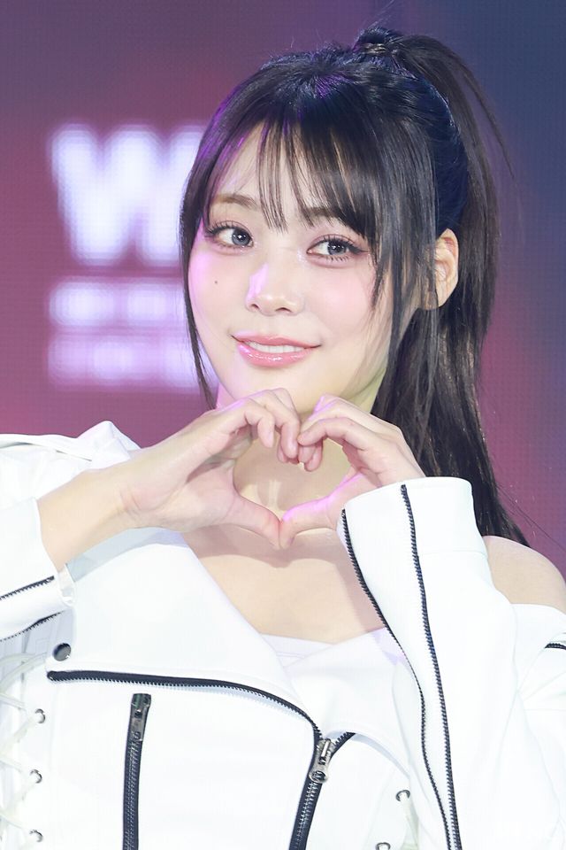 그룹 QWER 시연이 11일 오후 서울 성북구 고려대학교 화정체육관에서 진행된 ‘제2회 디 어워즈(D Awards)’ 본식에 앞서 레드카펫을 밟고 있다. 사진=김규빈 기자