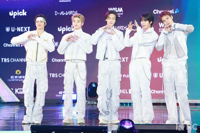 그룹 82메이저(82MAJOR)가 11일 오후 서울 성북구 고려대학교 화정체육관에서 진행된 ‘제2회 디 어워즈(D Awards)’ 본식에 앞서 레드카펫을 밟고 있다. 사진=김규빈 기자