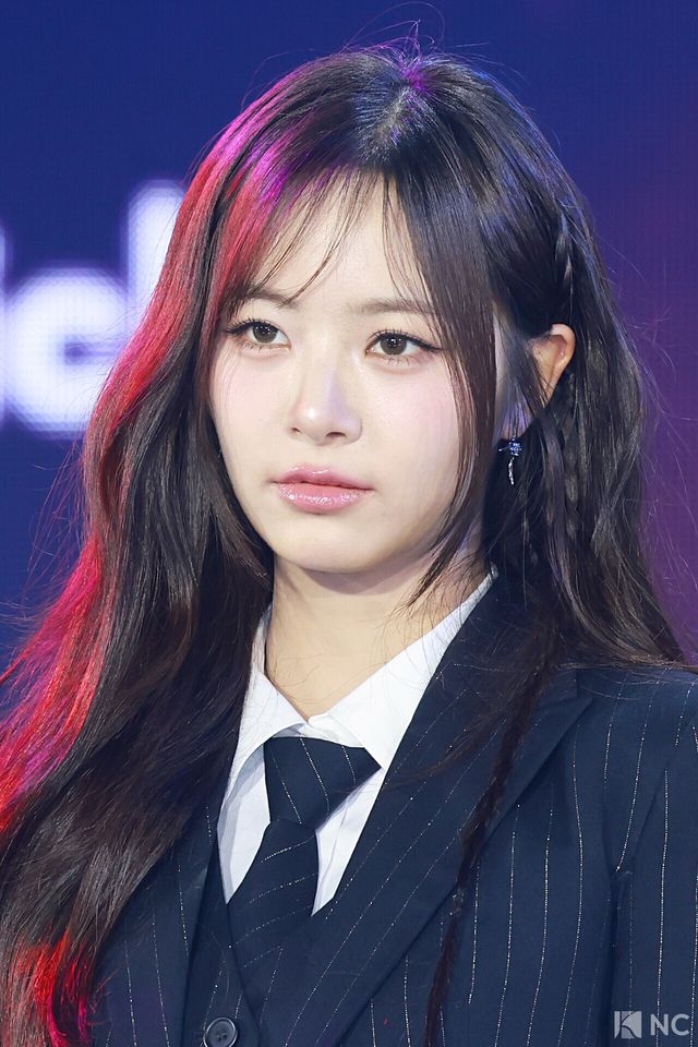 그룹 피프티피프티(FIFTY FIFTY) 하나가 11일 오후 서울 성북구 고려대학교 화정체육관에서 진행된 ‘제2회 디 어워즈(D Awards)’ 본식에 앞서 레드카펫을 밟고 있다. 사진=김규빈 기자