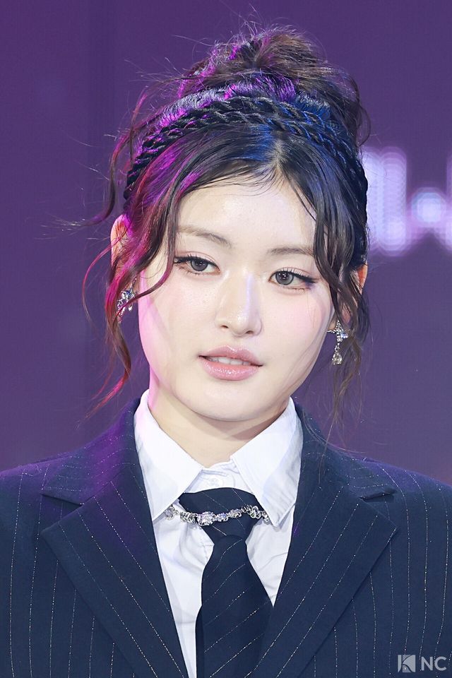 그룹 피프티피프티(FIFTY FIFTY) 아테나가 11일 오후 서울 성북구 고려대학교 화정체육관에서 진행된 ‘제2회 디 어워즈(D Awards)’ 본식에 앞서 레드카펫을 밟고 있다. 사진=김규빈 기자