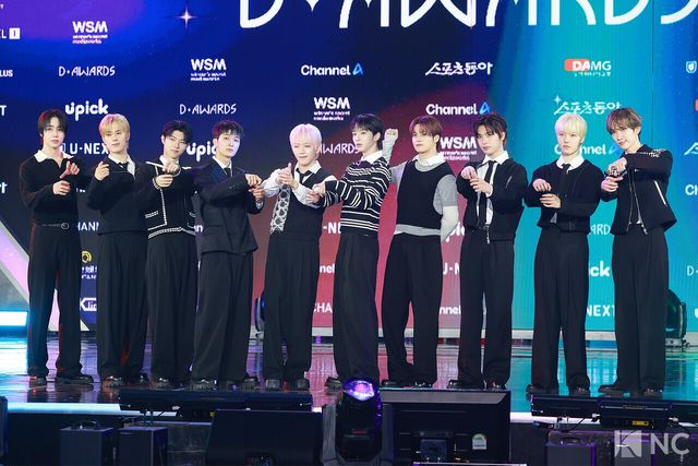 그룹 싸이커스(xikers)가 11일 오후 서울 성북구 고려대학교 화정체육관에서 진행된 ‘제2회 디 어워즈(D Awards)’ 본식에 앞서 레드카펫을 밟고 있다. 사진=김규빈 기자