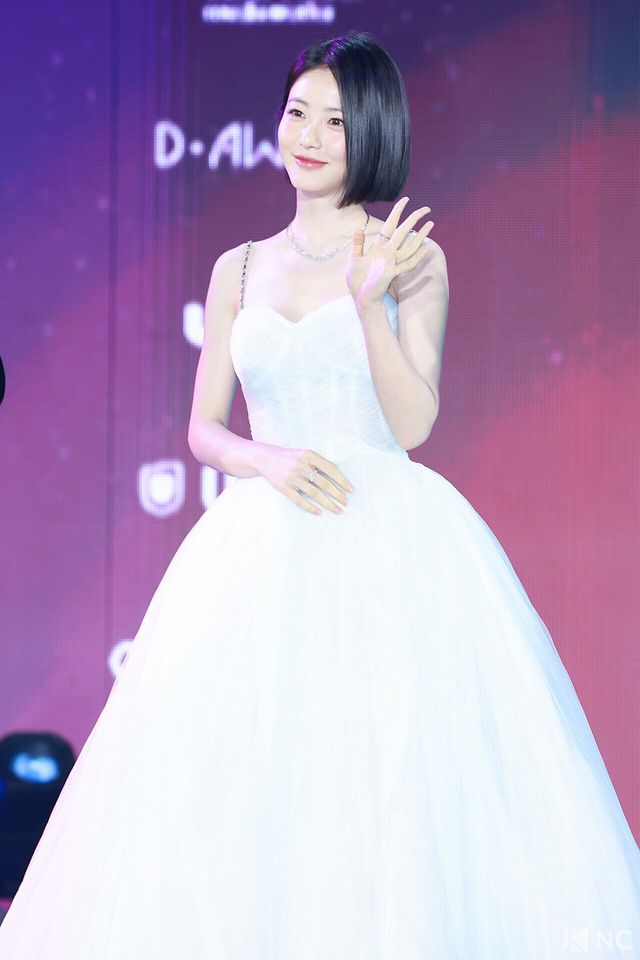 배우 신예은이 11일 오후 서울 성북구 고려대학교 화정체육관에서 진행된 ‘제2회 디 어워즈(D Awards)’ 본식에 앞서 레드카펫을 밟고 있다. 사진=김규빈 기자